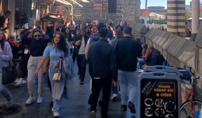 Diyarbakır’da Tarihi Mekanlarda hafta sonu turist yoğunluğu: Dört Ayaklı Minare ilgi odağı oldu