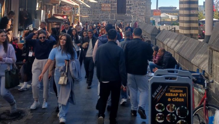 Diyarbakır’da Tarihi Mekanlarda hafta sonu turist yoğunluğu: Dört Ayaklı Minare ilgi odağı oldu