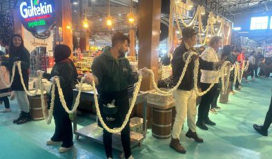 Diyarbakır’ın 47 metrelik örgü peyniri fuarın gözdesi oldu