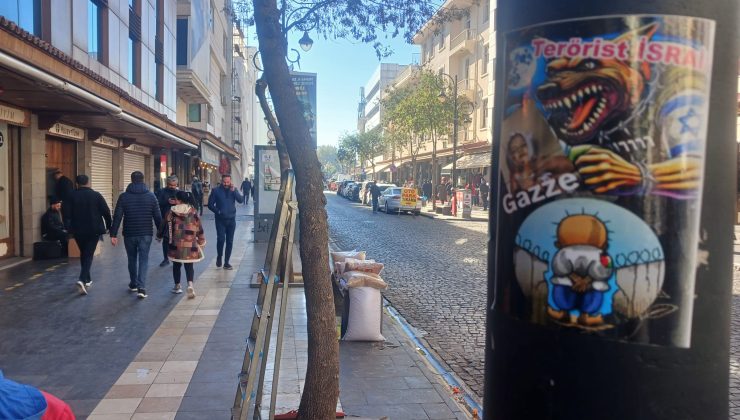 ‘Terörist İsrail’ afişleri Sur sokaklarını süslüyor