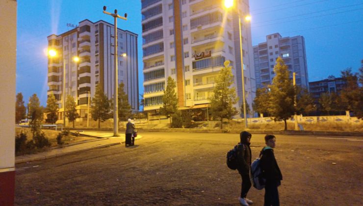 Karanlıkta başlayan eğitim öğrencileri mağdur ediyor