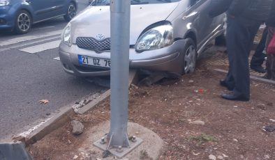 Kayapınar’da direksiyon hakimiyetini kaybeden kadın sürücü refüje çarptı