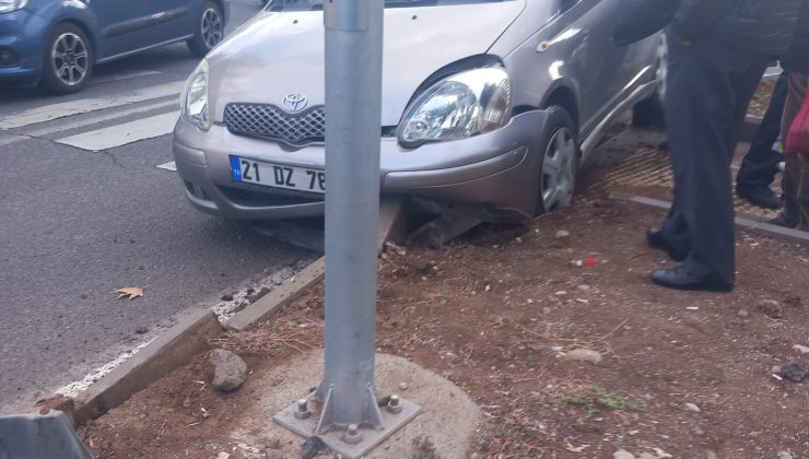 Kayapınar’da direksiyon hakimiyetini kaybeden kadın sürücü refüje çarptı