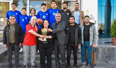 Şampiyonluk kazanan basketbol takımı Eş Başkanları ziyaret etti