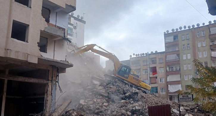 Diyarbakır’da Yıkım Çalışmaları Devam Ediyor