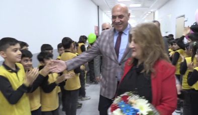 47 yıl görev yapan emekli öğretmene okulunda anlamlı sürpriz