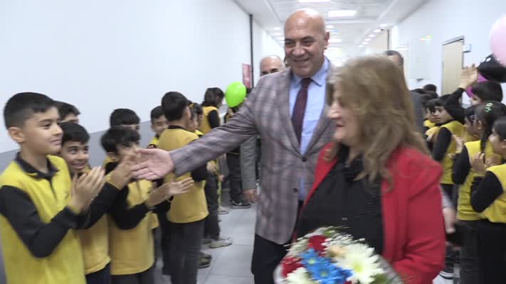47 yıl görev yapan emekli öğretmene okulunda anlamlı sürpriz