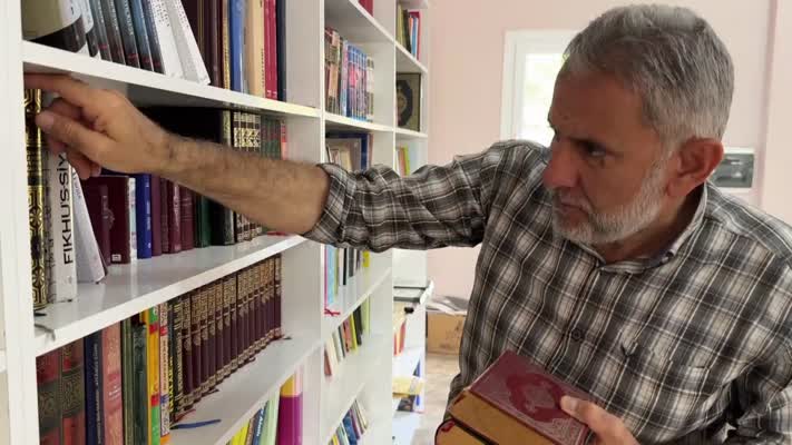 Yıpranan Kur’an-ı Kerim’leri ciltleme sanatıyla gönüllü onarıyor