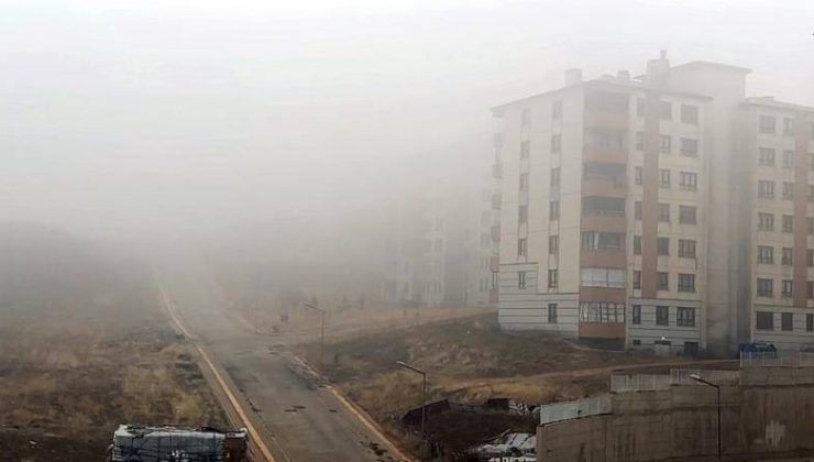Yoğun sis Yüksekova’da hayatı durma noktasına getirdi