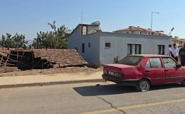 Yoldan çıkan otomobil yol kenarındaki binanın çatısına düştü