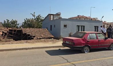 Yoldan çıkan otomobil yol kenarındaki binanın çatısına düştü