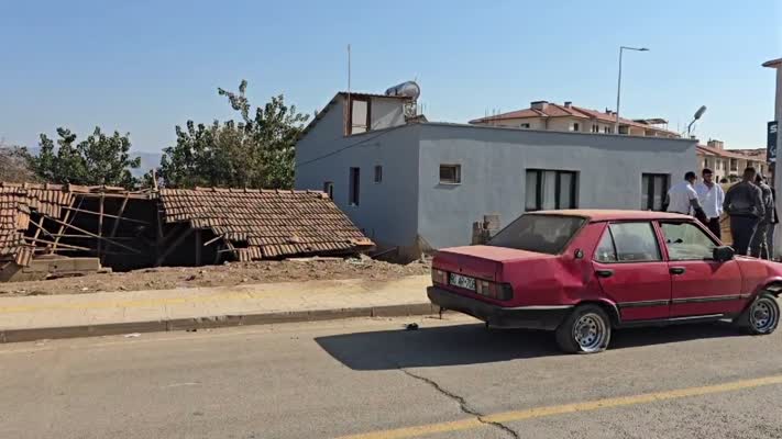 Yoldan çıkan otomobil yol kenarındaki binanın çatısına düştü
