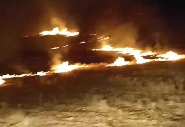 Yolüstü köyünde çıkan otluk yangını köylülerce söndürüldü