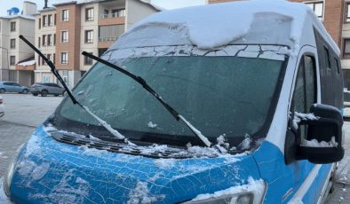 Yüksekova’da dondurucu soğuk: Araçlar buz tuttu, sarkıtlar büyüdü