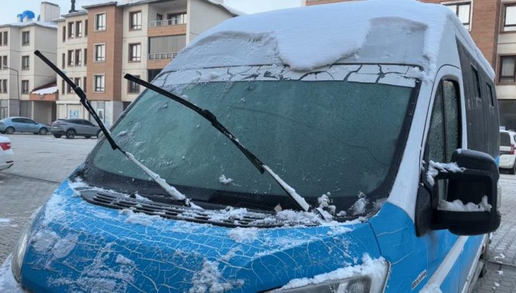 Yüksekova’da dondurucu soğuk: Araçlar buz tuttu, sarkıtlar büyüdü