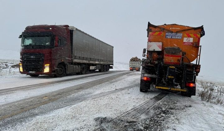 Ardahan’da çok sayıda araç buzlanma nedeniyle yolda kaldı