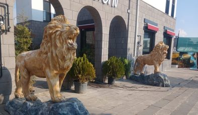 Yenikapı Sokağı’nın Aslan Heykelleri turistlerin gözdesi oldu