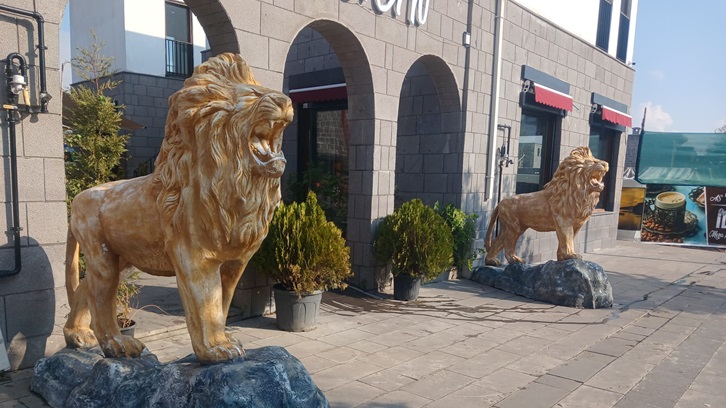Yenikapı Sokağı’nın Aslan Heykelleri turistlerin gözdesi oldu