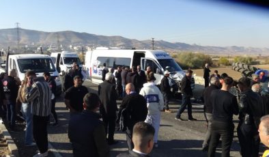 Batman’da minibüs ile traktör çarpıştı: 2’si ağır 5 yaralı