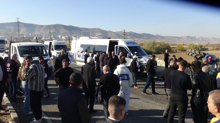 Batman’da minibüs ile traktör çarpıştı: 2’si ağır 5 yaralı