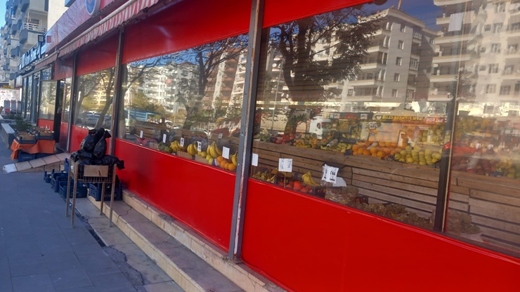Manav reyonları brandalar ile kaplanıyor