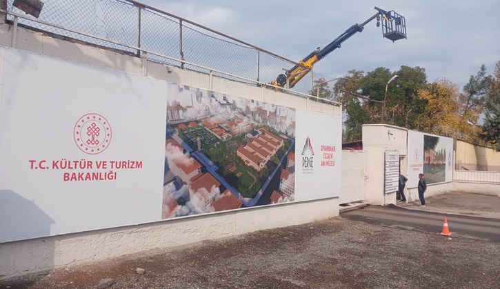 Diyarbakır Cezaevi duvarlarına ‘Anı Müzesi’ halinin resimleri asıldı