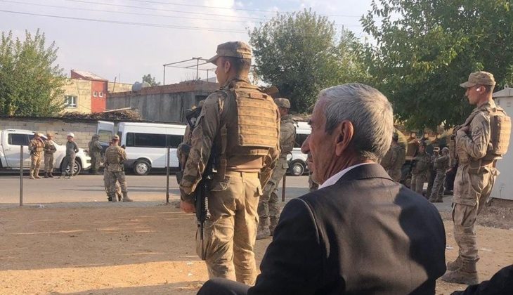 Dicle Elektrik’in, “direk” dikme izni vermeyen vatandaşları elektriksiz bıraktığı iddiası