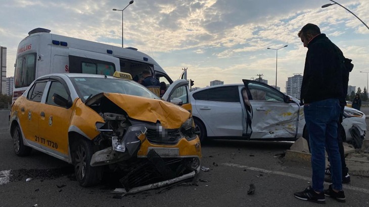 Diyarbakır’da iki otomobil çarpıştı: 1 yaralı