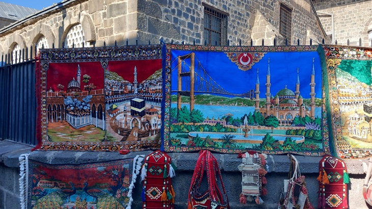 Dokuma kilimler nitelikleri ile dikkat çekiyor