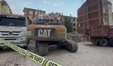 Operatör lavaboya gitti, kepçeyi çalıştırmak isteyen 2 genç hayatını kaybetti