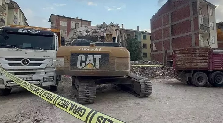 Operatör lavaboya gitti, kepçeyi çalıştırmak isteyen 2 genç hayatını kaybetti