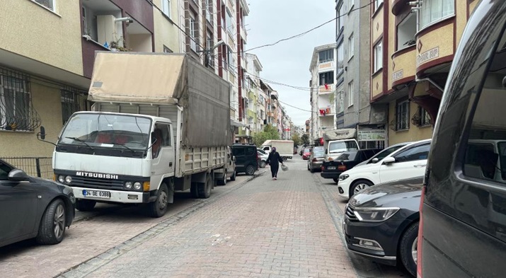 Esenyurt’ta iki komşu arasında park yeri kavgası: Demir çubukla aracın camlarını kırdı