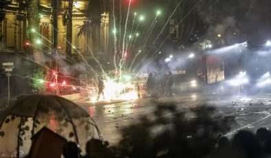 Gürcistan’da protestocular polislerle çatıştı