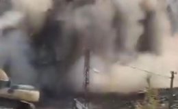 Hasarlı bina yıkım esnasında iş makinesinin üzerine çöktü