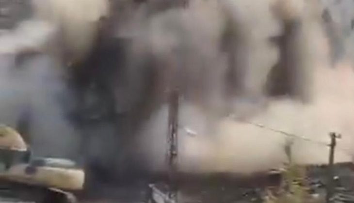 Hasarlı bina yıkım esnasında iş makinesinin üzerine çöktü