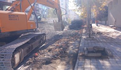 Hurda demirler özenle ayıklanıyor