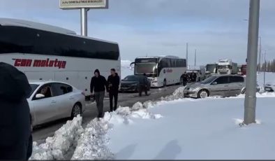 Kar yolları kapattı Diyarbakır’a gelmek isteyenler yolda kaldı