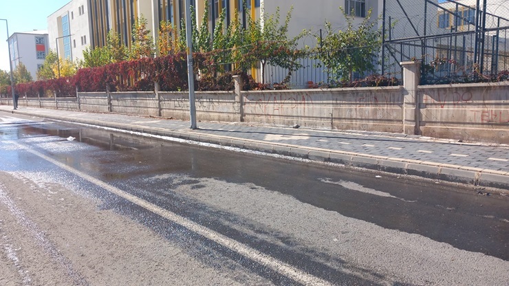 Sızan su birikintisi çevreye kötü kokular yayıyor!