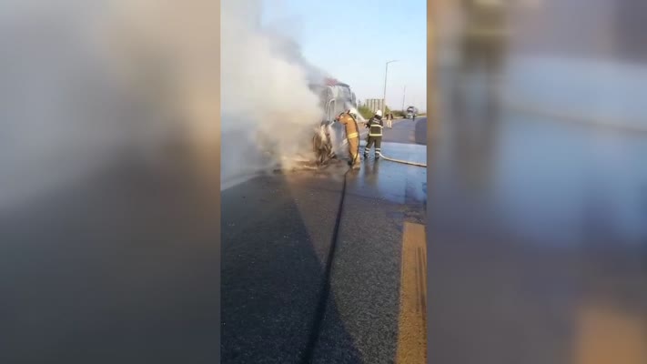 Seyir halindeki minibüste çıkan yangın söndürüldü