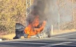 Seyir halindeki otomobil alev aldı, küle döndü