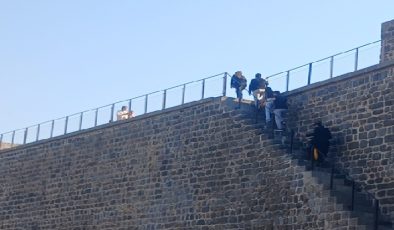 Diyarbakır Surlarında Korkuluk Çalışmaları Devam Ediyor