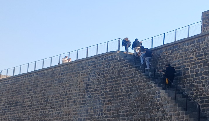 Diyarbakır Surlarında Korkuluk Çalışmaları Devam Ediyor