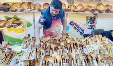 Zeytin ve şimşir ağacından yapılan ahşap kaşıklar fuarda sergileniyor