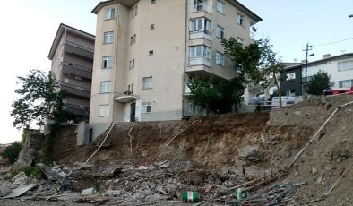 Ankara’da toprak kayması sonucu 10 katlı bina boşaltıldı