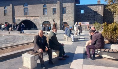 Diyarbakır’da güneş yüzünü gösterdi, Vatandaşlar Ulu Cami önünde güneşlendi