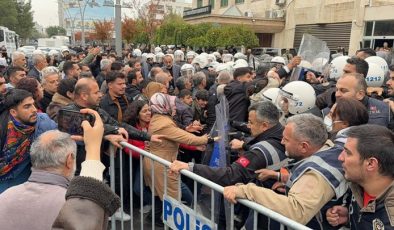 “Vali çık lan buraya” diyen gösterici gözaltına alındı