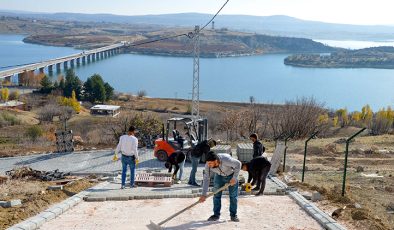 Engelli vatandaşlar için 2 bin 950 metrelik 5 yola parke taşı döşedi