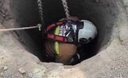 17 metre derinlikte mahsur kalan köpek kurtarıldı