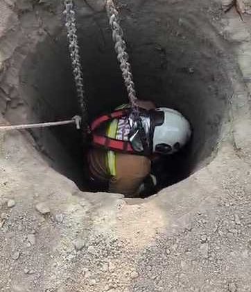 17 metre derinlikte mahsur kalan köpek kurtarıldı