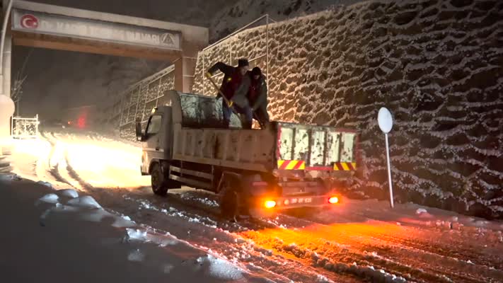 Karadeniz’de kar yaşamı felç etti: 872 yerleşim yeri ulaşıma kapandı